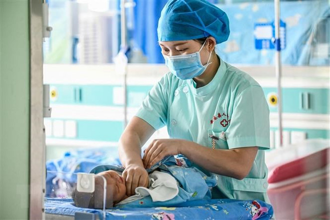 Chăm sóc trẻ sơ sinh tại một bệnh viện ở Quý Châu, Trung Quốc. (Ảnh: AFP/TTXVN) Trung Quốc đối mặt với cuộc khủng hoảng về nhân khẩu học ảnh 2