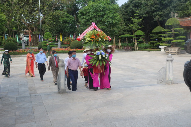 Sáng 19/5 tại Khu di tích Kim Liên, rất nhiều người dân và du khách thập phương đến dâng hoa, dâng hương tưởng niệm anh linh Chủ tịch Hồ Chí Minh. (Ảnh: Bích Huệ/TTXVN) Nghệ An: Tri ân, tưởng nhớ công lao to lớn của Chủ tịch Hồ Chí Minh ảnh 1