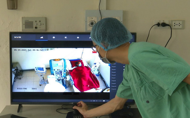 Theo dõi bệnh nhân qua hệ thống camera. (Ảnh: Tường Vi/TTXVN) Hội chẩn trực tuyến điều trị bệnh nhân COVID-19 có tiến triển xấu ảnh 1
