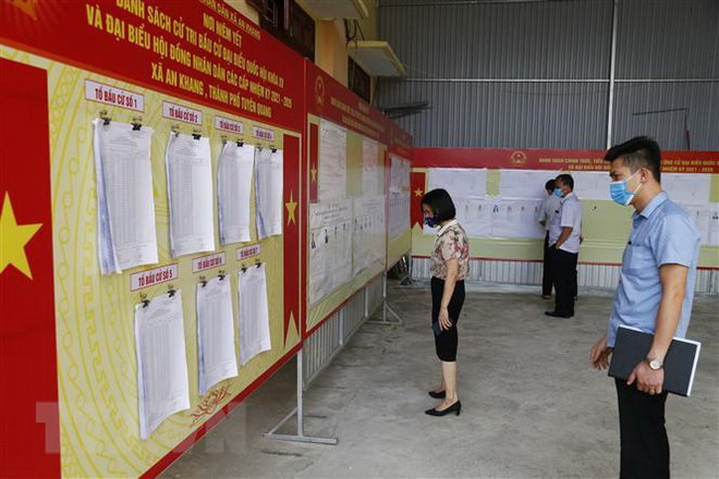 Kiểm tra điểm tập trung kiểm phiếu bầu. (Ảnh: Nam Sương/TTXVN) Bầu cử QH và HĐND: Những điều cử tri cần biết khi đi bầu cử ảnh 2