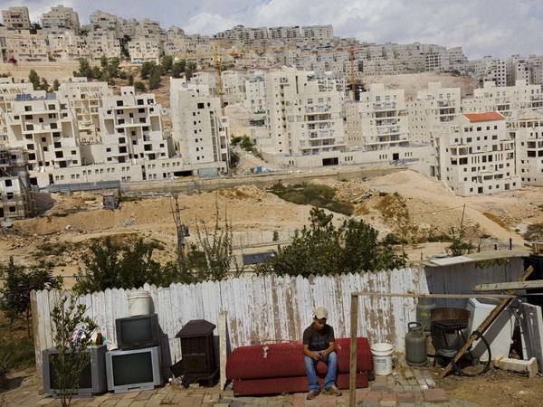 Khu nhà định cư Har Homa của Israel ở đông Jerusalem ngày 21/9/2009. (Ảnh: AP/TTXVN) Quốc hội Israel sơ bộ thông qua dự luật về nhà định cư ở Bờ Tây ảnh 1