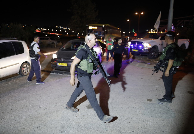 Israel tấn công một ngôi làng ở Bờ Tây sau vụ tấn công bằng dao ảnh 1