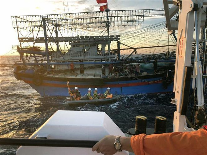 Huy động tàu giã cào của ngư dân tìm kiếm thuyền viên tàu cá mất tích ảnh 1