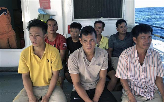 Huy động tàu giã cào của ngư dân tìm kiếm thuyền viên tàu cá mất tích ảnh 2