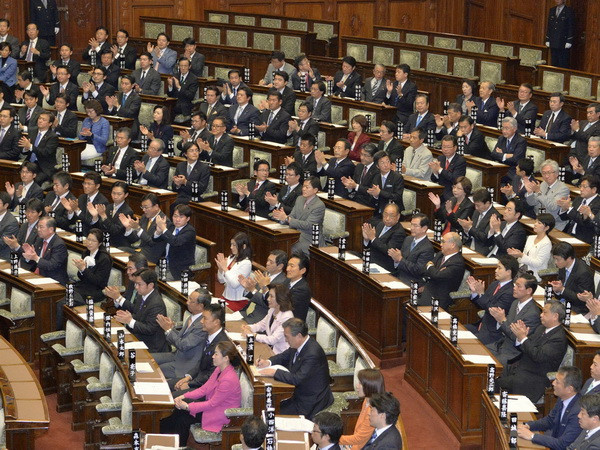Thượng viện Nhật Bản nhất trí lùi thời hạn tăng thuế tiêu dùng ảnh 1