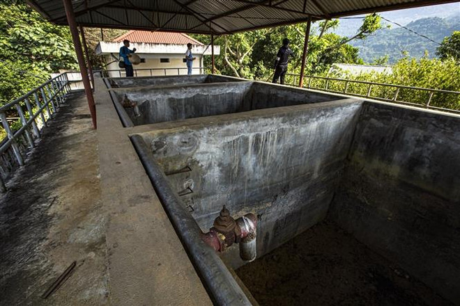 Người dân chật vật lấy nước trong khi công trình cấp nước bỏ hoang ảnh 1