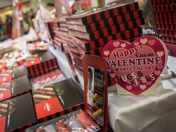 Valentine rơi vào ngày thường, các hãng bánh kẹo Nhật thắng lớn ảnh 1
