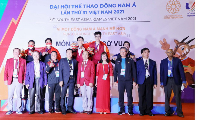 Các đoàn chụp ảnh cùng các kỳ thủ. (Ảnh Thanh Vân/TTXVN) SEA Games 31: Cờ vua Việt Nam về nhất toàn đoàn với 7 huy chương Vàng ảnh 1