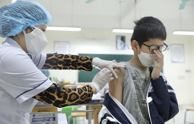 Nhân viên y tế tiêm vaccine phòng COVID-19 cho học sinh. (Ảnh: Minh Quyết/TTXVN) Ngày 21/5: Cả nước ghi nhận 1.457 ca nhiễm mới, không có ca tử vong ảnh 1
