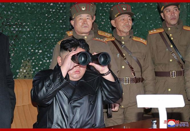 Nhà lãnh đạo Triều Tiên Kim Jong-un giám sát một vụ thử nghiệm vũ khí dẫn đường chiến thuật mới. (Ảnh: Yonhap/TTXVN) Nhật Bản nhận định về vụ phóng tên lửa mới nhất của Triều Tiên ảnh 1