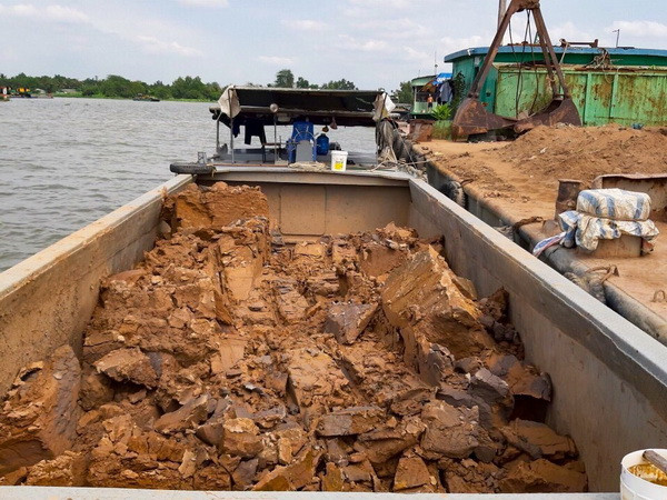 Tạm giữ 7 sà lan đất sét nghi khai thác trái phép trên sông Hậu ảnh 1