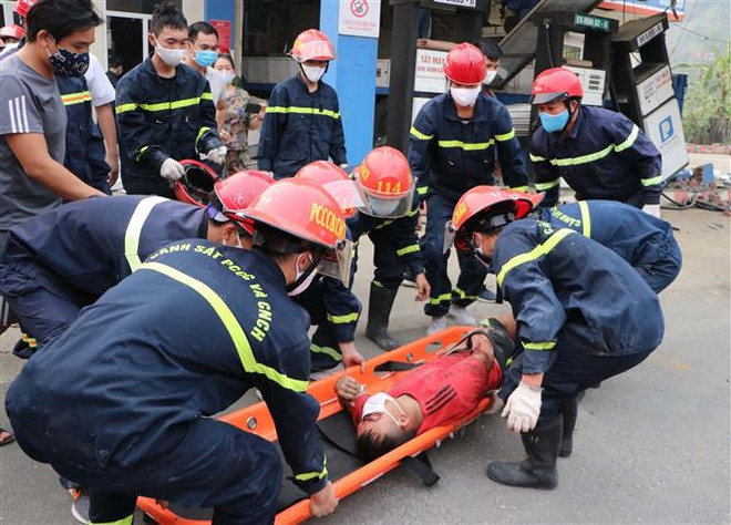 Lai Châu: Xe cẩu đâm 2 xe máy trên Quốc lộ 4D, 5 người thương vong ảnh 2