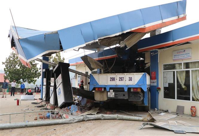 Lai Châu: Xe cẩu đâm 2 xe máy trên Quốc lộ 4D, 5 người thương vong ảnh 1