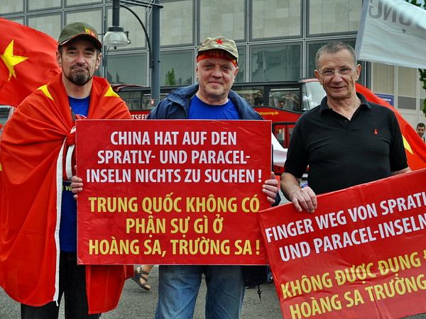 Hơn 3.000 người Việt tại Đức biểu tình phản đối Trung Quốc ảnh 3