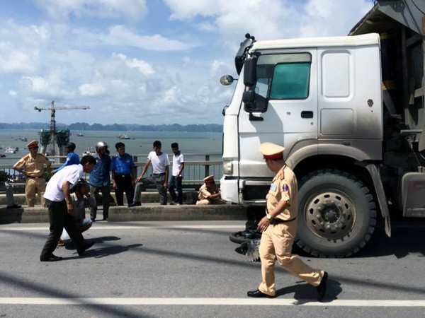 Tai nạn giao thông nghiêm trọng trên cầu Bãi Cháy, 2 người tử vong ảnh 1