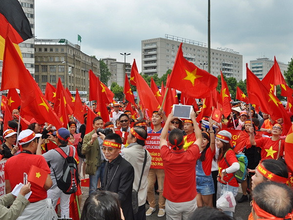 Hơn 3.000 người Việt tại Đức biểu tình phản đối Trung Quốc ảnh 1