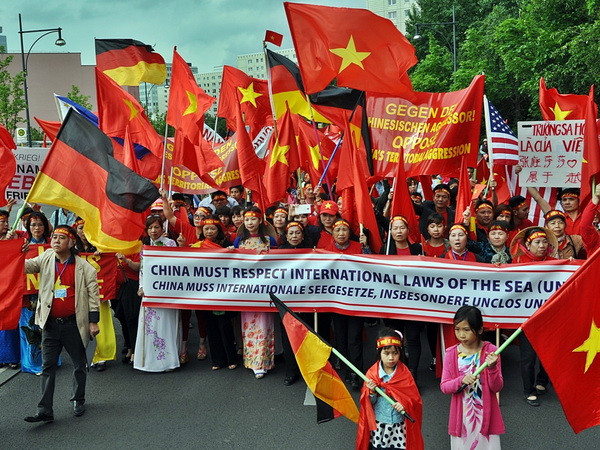 Hơn 3.000 người Việt tại Đức biểu tình phản đối Trung Quốc ảnh 2