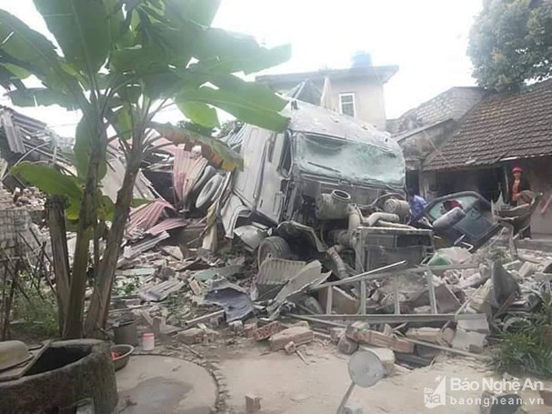 Nghệ An: Xe container tông sập ba nhà dân, tài xế bị thương nặng ảnh 1