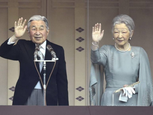 Hàng nghìn người dân chúc mừng sinh nhật của Nhật hoàng ảnh 1