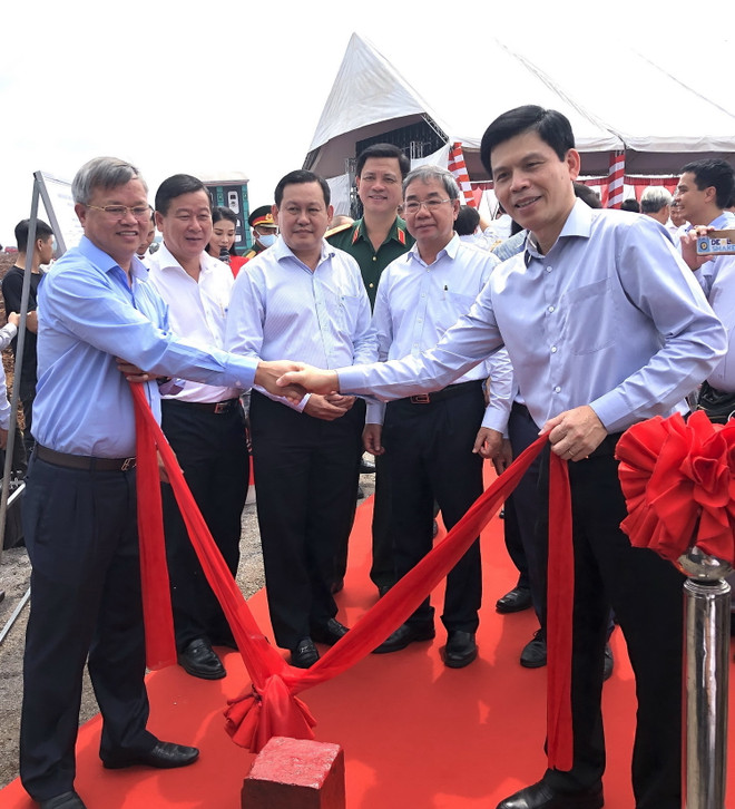 Lãnh đạo UBND tỉnh Đồng Nai và lãnh đạo Bộ Giao thông Vận tải thực hiện nghi thức bàn giao cột mốc giới quy hoạch sân bay. (Ảnh: Nguyễn Văn Việt/TTXVN) Đồng Nai: Bàn giao mặt bằng xây dựng sân bay quốc tế Long Thành ảnh 1