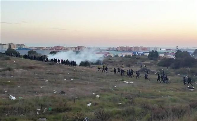 Người di cư từ Maroc tràn vào vùng lãnh thổ Melilla của Tây Ban Nha sau khi trèo qua hàng rào biên giới. (Ảnh: AFP/TTXVN) Số vụ vượt biên vào EU ở mức cao nhất trong vòng 6 năm qua ảnh 1