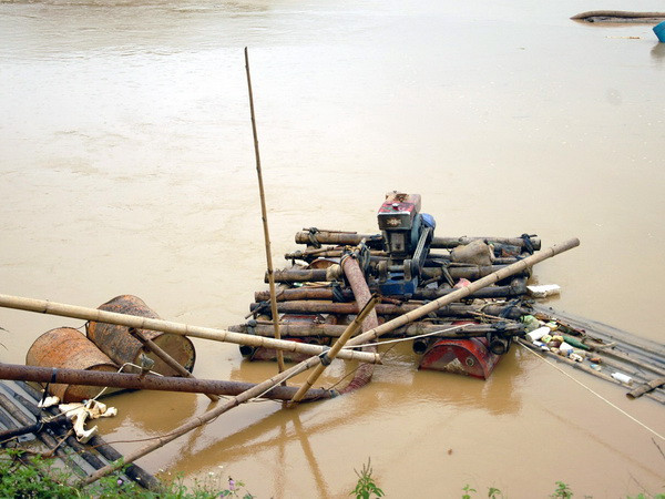 "Cát tặc" tái diễn trên sông Luộc đe dọa cuộc sống của dân ảnh 1