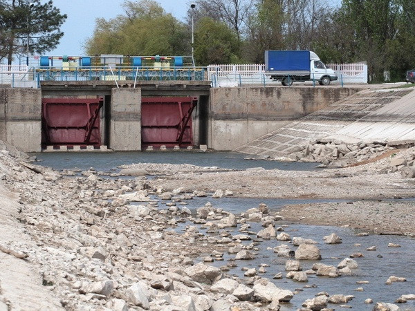 Ukraine quyết định ngừng cấp nước cho bán đảo Crimea ảnh 1