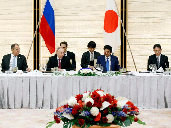 Tổng thống Nga Vladimir Putin (thứ 2, trái) và Thủ tướng Nhật Bản Shinzo Abe (thứ 2, phải) tại bàn đàm phán ở Tokyo. (Nguồn: EPA/TTXVN) Quan chức Nga: "Tối hậu thư" không giúp ích cho đối thoại Nga-Nhật ảnh 1