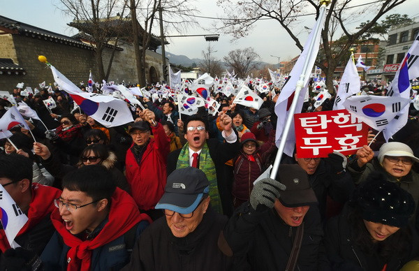 Hàng nghìn người ủng hộ bà Park Geun-hye tuần hành tại Seoul, phản đối quyết định luận tội bà. (Nguồn: AFP/TTXVN) Hàn Quốc: Phe đối lập phê phán Tổng thống bác bỏ việc luận tội ảnh 1