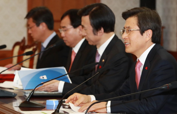 Quyền Tổng thống Hàn Quốc Hwang Kyo-ahn (phải) trong cuộc gặp các thành viên chủ chốt của nội các tại Seoul. (Nguồn: THX/TTXVN) Quyền Tổng thống Hàn Quốc yêu cầu chính phủ hoạt động bình thường ảnh 1