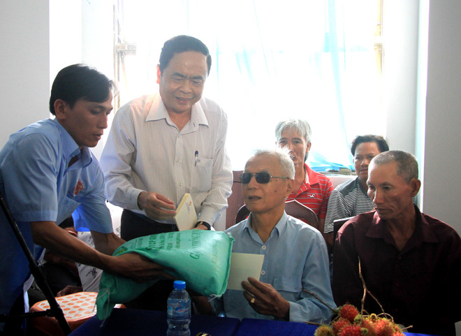 Thăm, tặng quà gia đình chính sách tại Hậu Giang và Cần Thơ ảnh 2