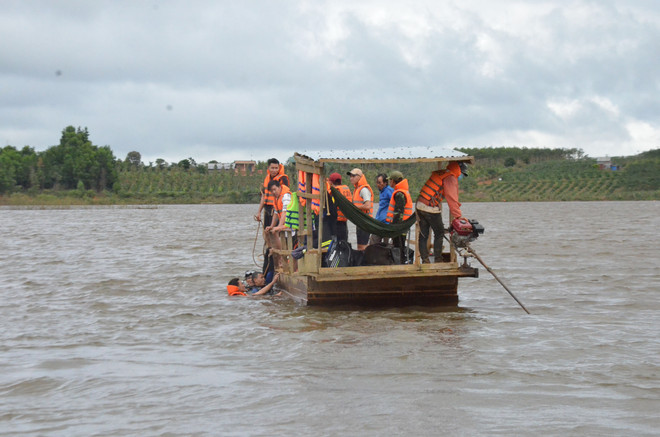 Hòa Bình: Tìm thấy thi thể hai nạn nhân bị lật thuyền do mưa lớn ảnh 1