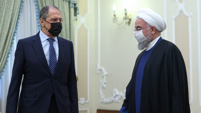 Tổng thống Iran Hassan Rouhani (phải) và Ngoại trưởng Nga Sergei Lavrov. (Nguồn: EPA) Tổng thống Iran kỳ vọng tăng cường hợp tác quốc phòng với Nga ảnh 1