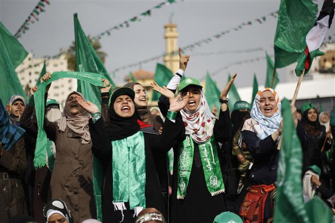 Những người ủng hộ phong trào Hồi giáo Hamas tại Dải Gaza. (Ảnh: AFP/TTXVN) Hamas phản ứng mạnh mẽ trước việc Israel bắt giữ một số ứng cử viên ảnh 1