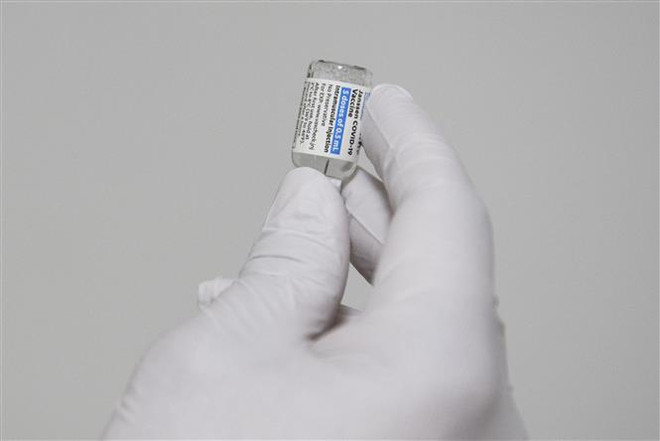 Nhân viên y tế chuẩn bị tiêm vaccine ngừa COVID-19 của Hãng Johnson & Johnson. (Ảnh: AFP/TTXVN) Mỹ: 1 người tử vong sau khi tiêm vaccine của Johnson & Johnson ảnh 1
