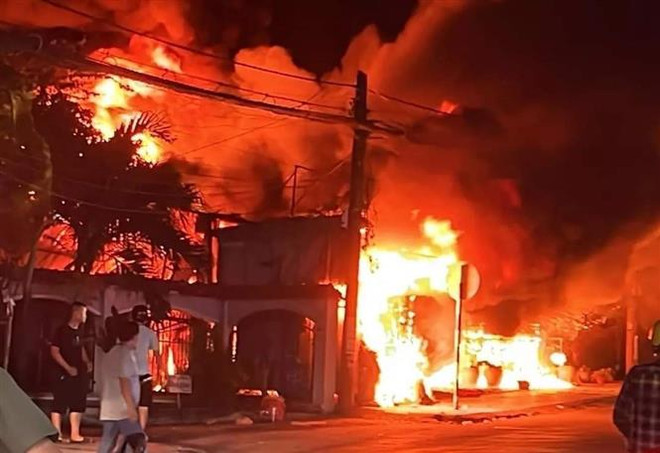 Bình Dương: Cháy kiốt bán giày dép và quần áo trong đêm ảnh 1