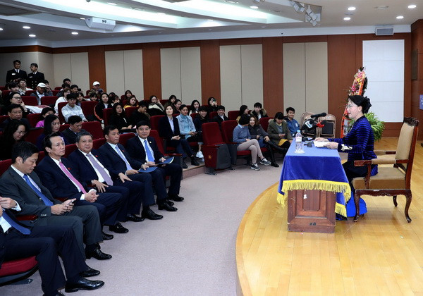 Chủ tịch Quốc hội Nguyễn Thị Kim Ngân nhận bằng Tiến sỹ danh dự ảnh 3