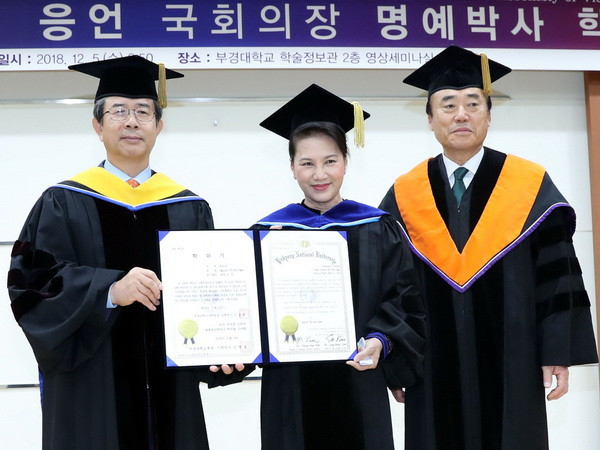 Chủ tịch Quốc hội Nguyễn Thị Kim Ngân nhận bằng Tiến sỹ danh dự ảnh 1