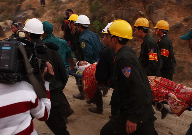 Chủ tịch nước tặng quà lực lượng cứu hộ vụ sập hầm thủy điện ảnh 1