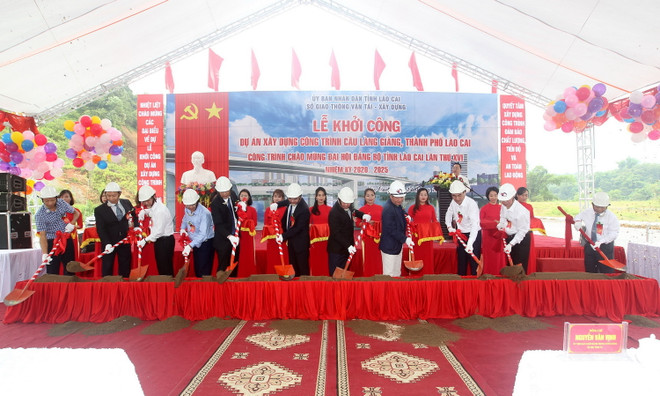 Nghi thức Lễ khởi công xây dựng Dự án cầu Làng Giàng. (Ảnh: Quốc Khánh/TTXVN) Tỉnh Lào Cai khánh thành Trung tâm Phục vụ hành chính công ảnh 1