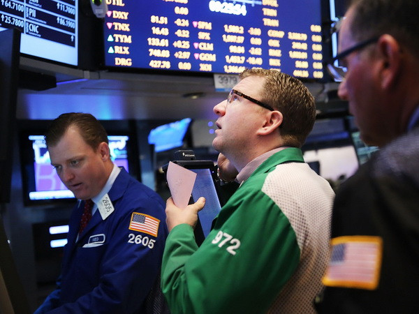 Chỉ số Dow Jones lần đầu tiên chinh phục mốc 17.000 điểm ảnh 1