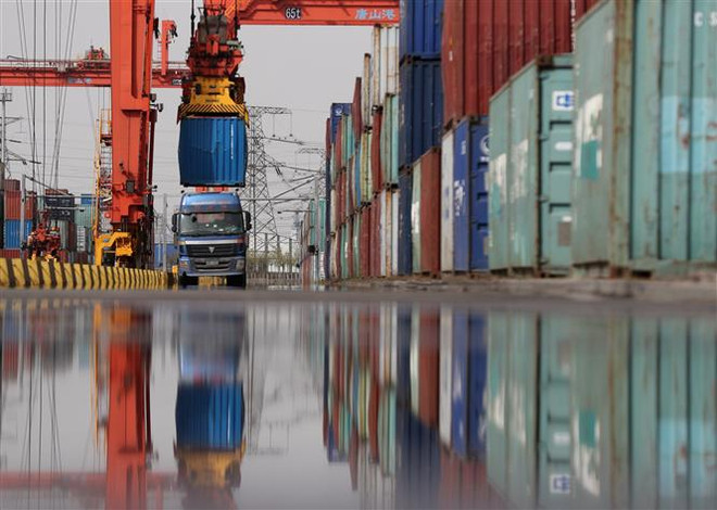 Bốc dỡ container hàng hóa tại cảng Đường Sơn, tỉnh Hà Bắc, Trung Quốc. (Ảnh: THX/TTXVN) Cước vận chuyển container từ châu Á sang châu Âu vượt 10.000 USD ảnh 1