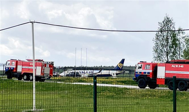 Máy bay của Hãng hàng không Ryanair hạ cánh tại sân bay quốc tế Minsk, Belarus. (Ảnh: AFP/TTXVN) Nga nêu lý do hủy một số chuyến bay của các nước EU ảnh 1