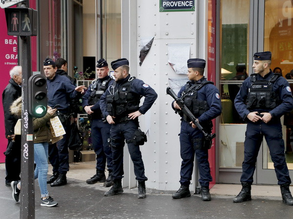 Pháp cam kết mạnh tay trấn áp tội phạm sau vụ tấn công cảnh sát ảnh 1