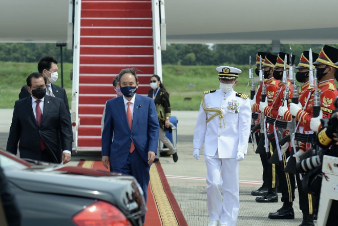 Thủ tướng Nhật Bản Suga Yoshihide tại sân bay quốc tế Jakarta, Indonesia (Nguồn: AFP) Thủ tướng Nhật Bản Suga Yoshihide bắt đầu chuyến thăm Indonesia ảnh 1
