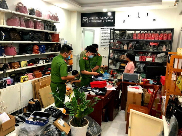 Lực lượng chức năng kiểm tra cửa hàng kinh doanh túi xách bắt giữ lô công cụ hỗ trợ cực lớn. (Ảnh: TTXVN phát) TP Hồ Chí Minh phát hiện kho hàng lậu công cụ hỗ trợ lớn ảnh 1