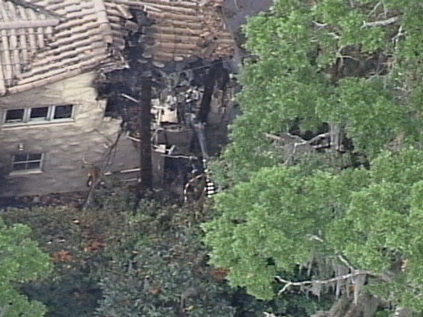 Máy bay trực thăng rơi xuống khu dân cư hạng sang ở Mỹ ảnh 1