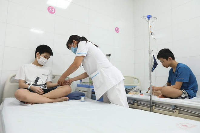 Không chủ quan, tự điều trị sốt xuất huyết tại nhà cho trẻ ảnh 1