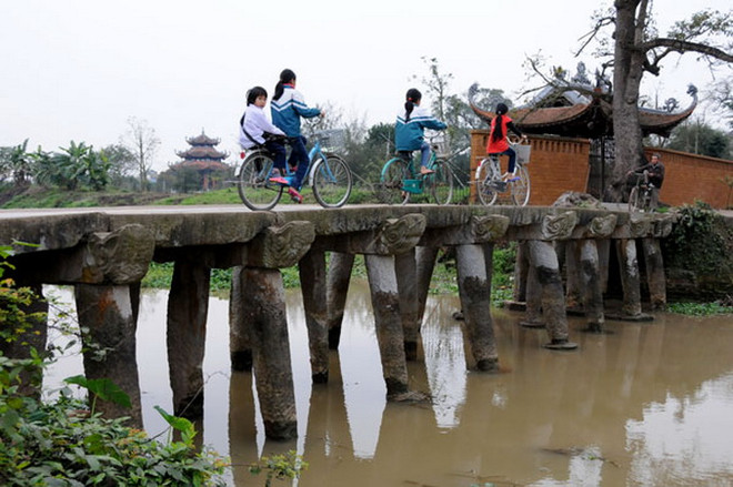 Cầu bằng đá mang tên Cầu Nôm. (Ảnh: Vietnam+) Làng Nôm - Ngôi làng cổ độc đáo và hấp dẫn ở tỉnh Hưng Yên ảnh 6