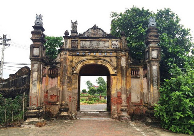 Cổng làng Nôm là một trong những nhân chứng lịch sử đi qua 2 cuộc kháng chiến của dân tộc Việt Nam. (Ảnh: Vietnam+) Làng Nôm - Ngôi làng cổ độc đáo và hấp dẫn ở tỉnh Hưng Yên ảnh 1